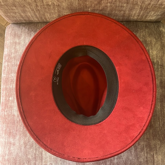 Red flat-brim fedora with eagle pin - Picture 3 of 4